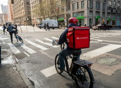 door dash driver delivering food