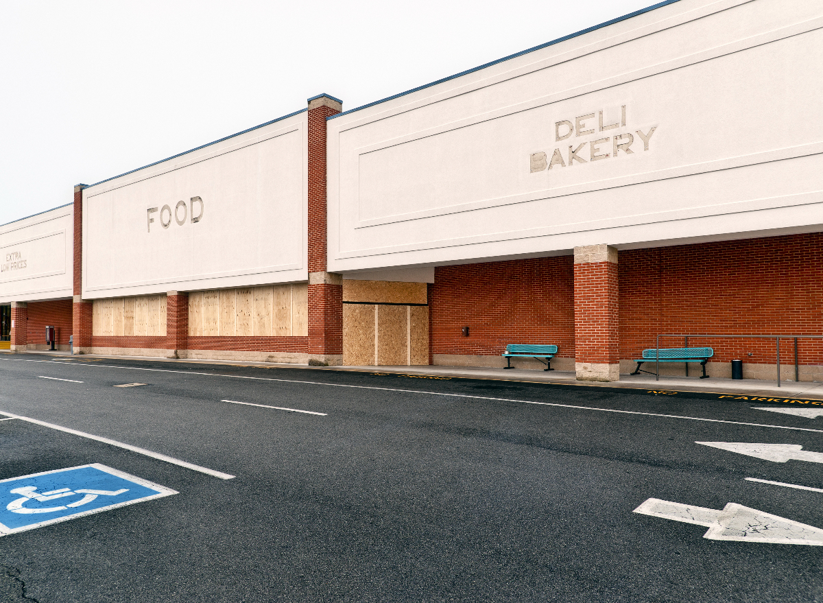 these-7-grocery-chains-are-closing-locations-for-good-right-now-eat