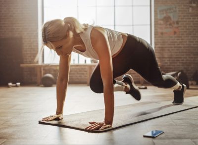 woman doing mountain climbers for weight loss