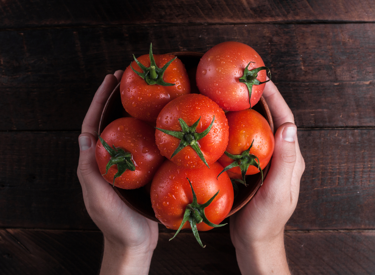 6 Science-Backed Benefits of Eating Tomatoes—and 1 Side Effect