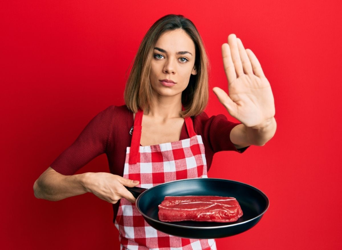 6-people-who-should-never-eat-red-meat-according-to-dietitians-eat