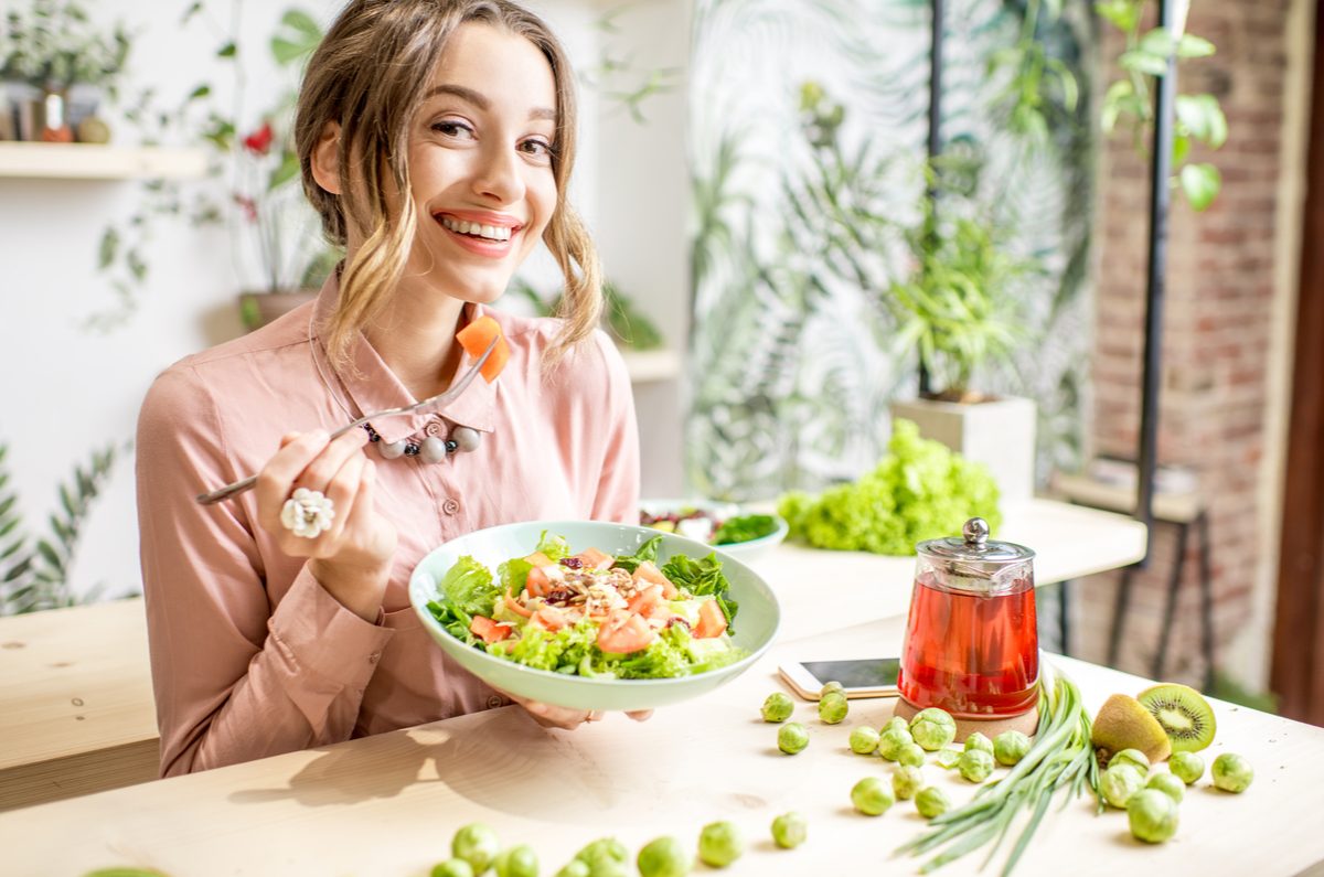 Eat meal. Женщина ест. Еда на женщине. Девушка с полезной едой. Девушка ест зелень.