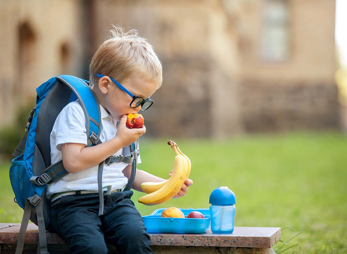 Eat school. Еда школьника. Школьник ест. Дети школьники. Ребенок перекусывает на улице.