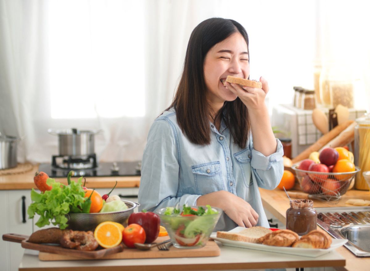 Eat 4 day. Пищевые привычки японцев. Makan человек. Азиатская женщина завтрак. Makan лицо.