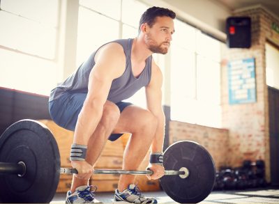 man performing strength workout, demonstrating how to lose that top layer of belly fat