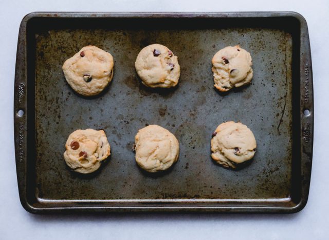Why You Should Never Bake Cookies on an Aluminum Foil-Lined Baking