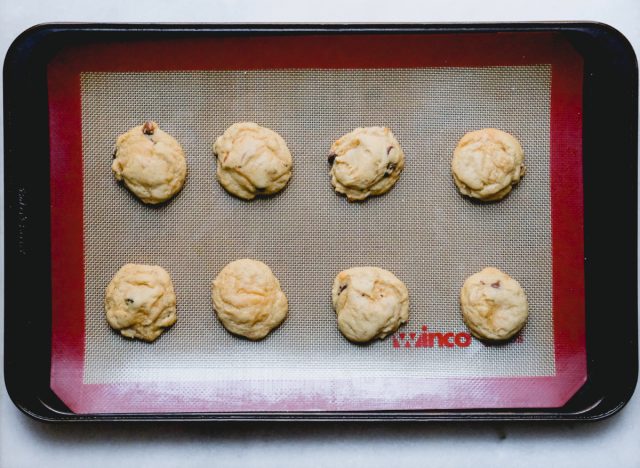 Why You Should Never Bake Cookies on an Aluminum Foil-Lined Baking Sheet