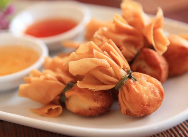 crab rangoon with sauce