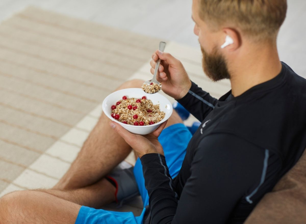 9 Best Post Workout Snacks To Build Muscle Says Sports Dietitian