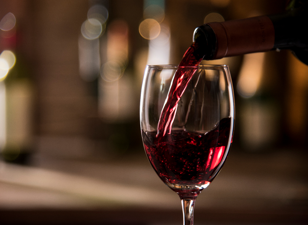 How Many Calories in a Glass of Red Wine + Health Benefits
