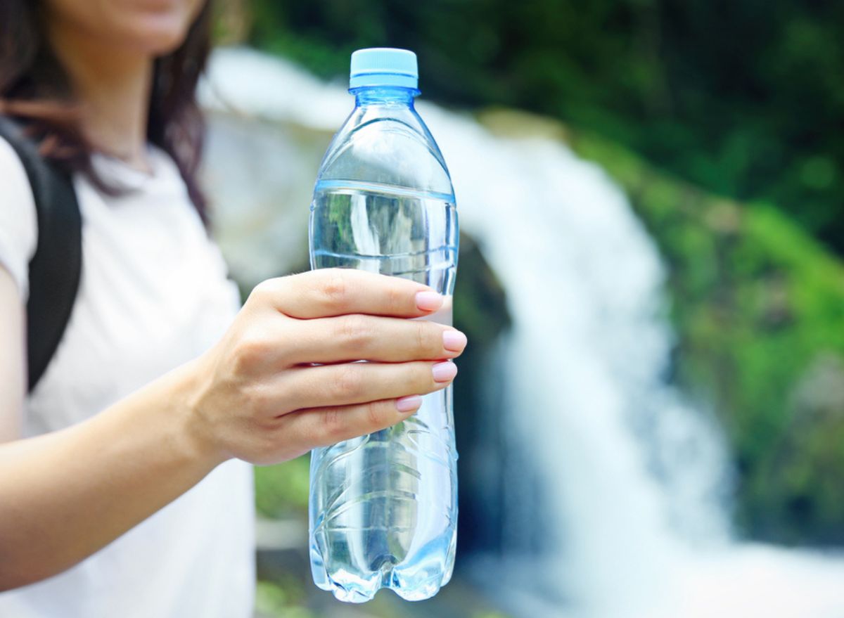 I like drinking water. Бутылка для воды. Бутылка воды в руке. Бутылка водки. Баклажка воды.