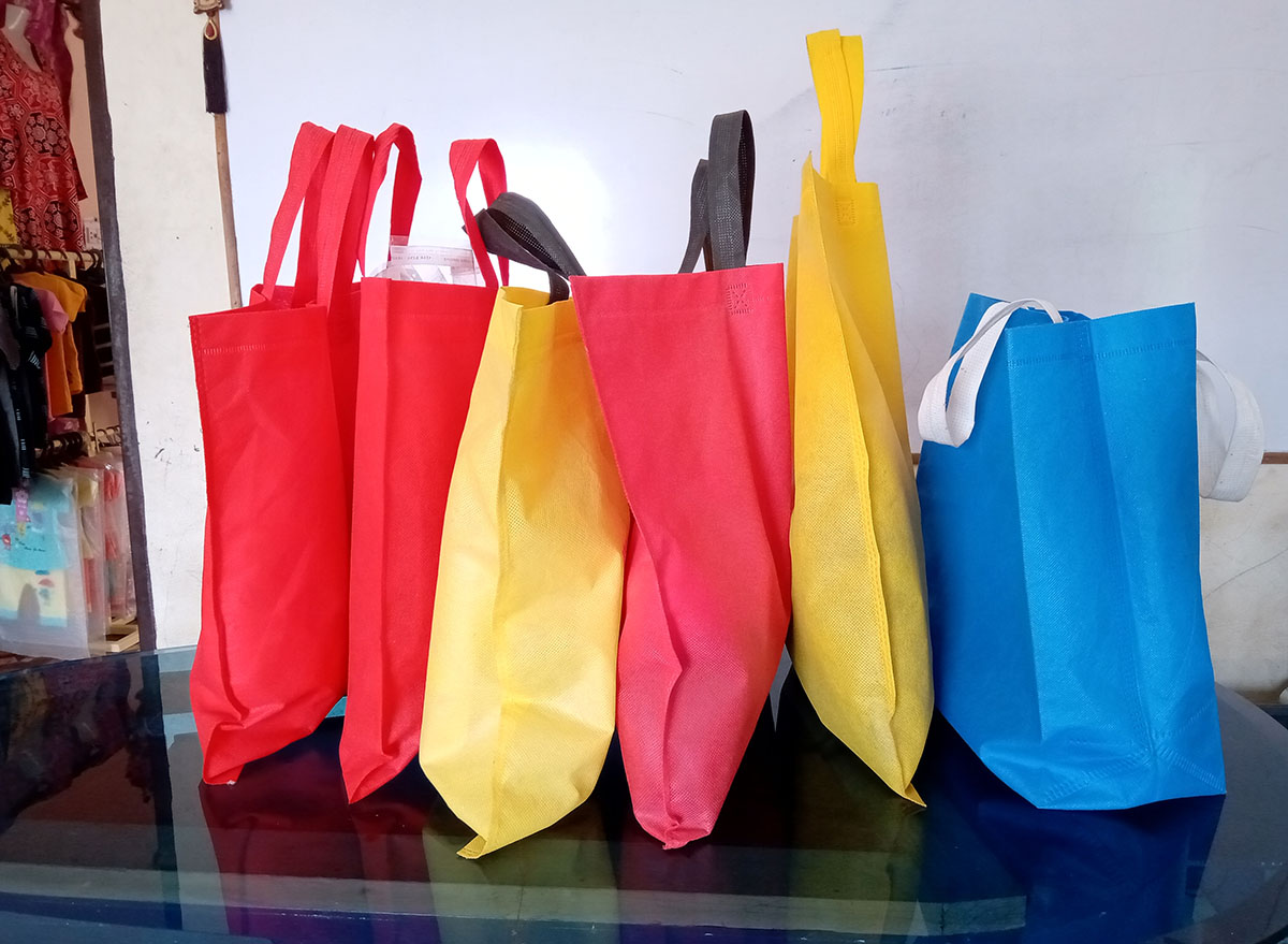Reusable Shopping Bags Pose a Similar Problem to Single-Use Plastic, Study  Suggests