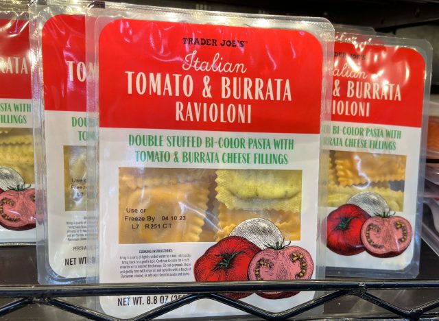 https://www.eatthis.com/wp-content/uploads/sites/4/2023/02/trader-joes-italian-tomato-burrata-ravioloni.jpg?quality=82&strip=all&w=640