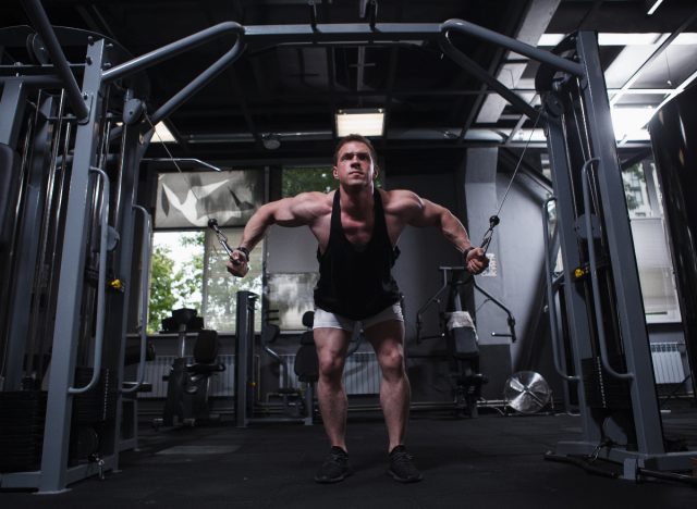 How to use the shoulder press machine to build broader shoulders