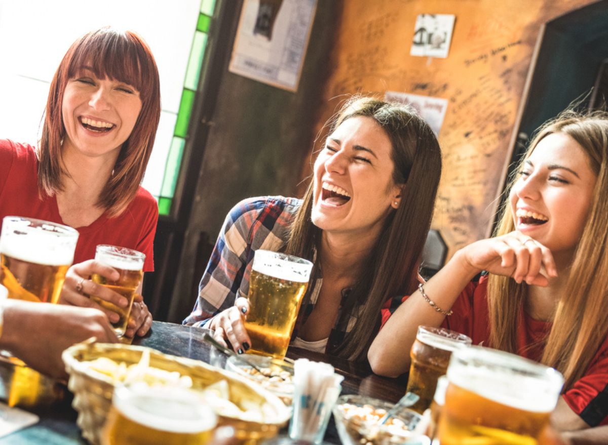 Drunken pub. Подружки с пивом. Девушка пьет. Пиво с подругой. Девушка с пивом.