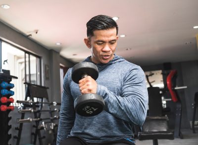 man single-arm dumbbell hammer curl