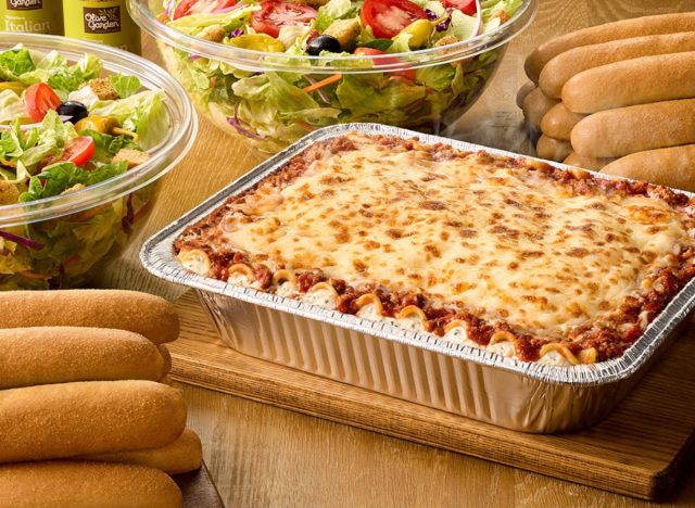 https://www.eatthis.com/wp-content/uploads/sites/4/2023/05/olive-garden-large-family-style-lasagna-bundle.jpg?quality=82&strip=all&w=640
