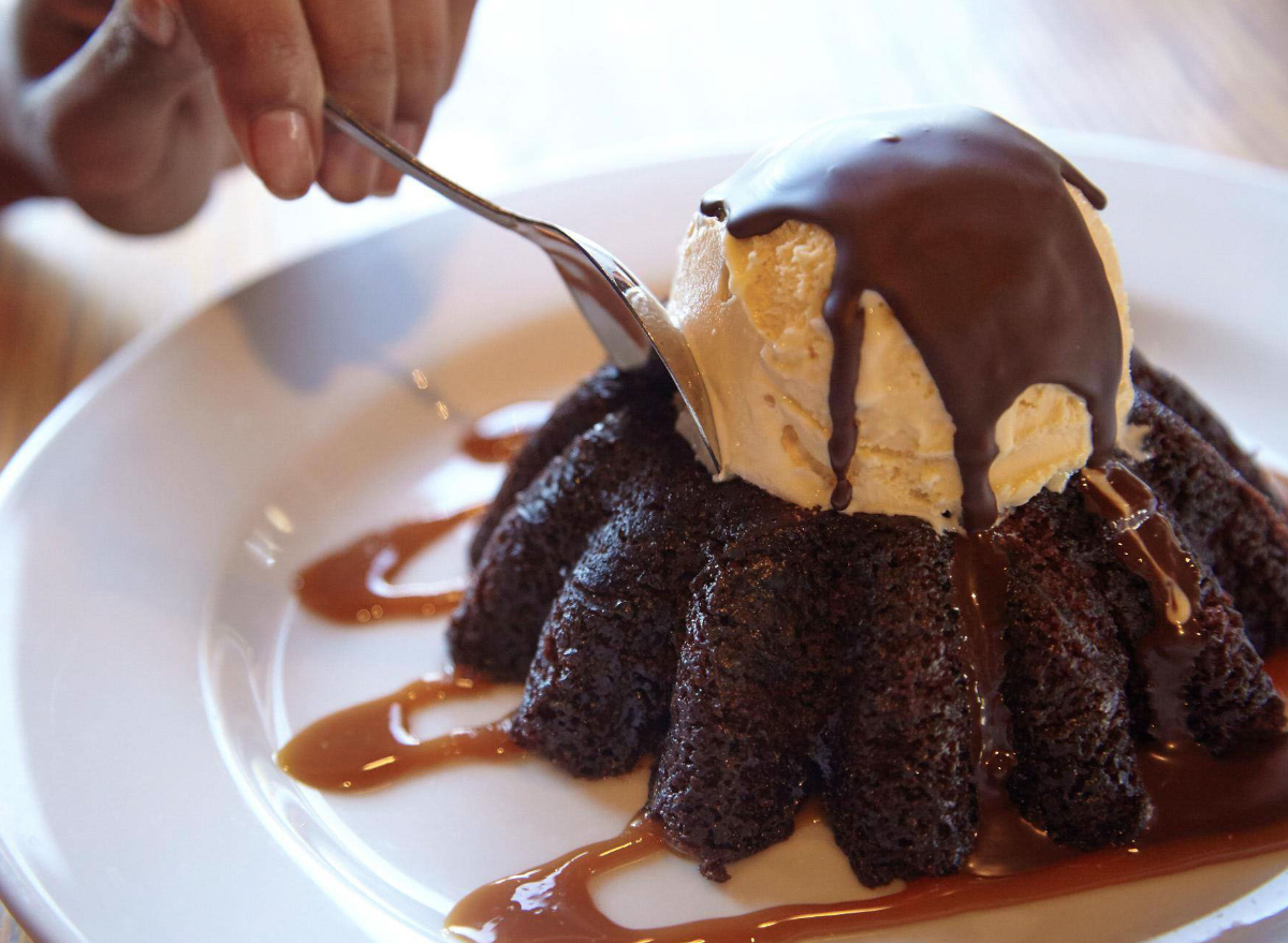🍮 LAVA CAKE 🍮 cr:kwai app #mukbang #dessert #asmr #cake #lava #choco... |  TikTok