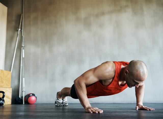 5 Daily Floor Exercises for Men in Their 40s