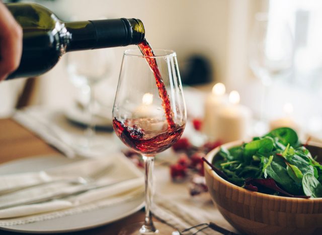ρίξτε ένα ποτήρι κόκκινο κρασί με αλκοόλ για δείπνο