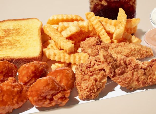 Zaxby's Wings & Things platter 