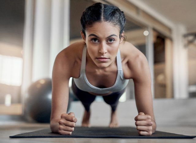 woman doing forearm plank close-up concept of daily floor exercises for women to stay fit