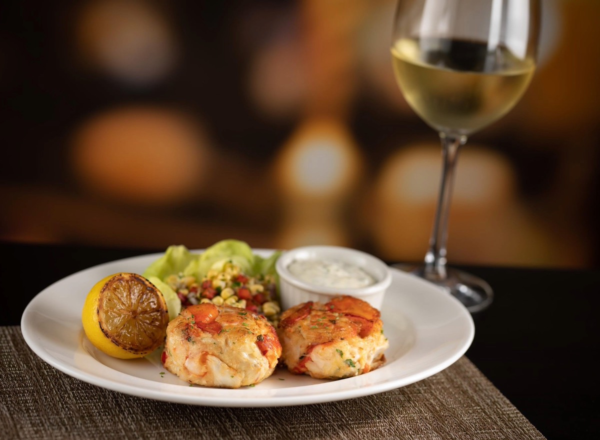 10 Restaurant Chains With The Best Crab Cakes   Capital Grille Crab Cakes 