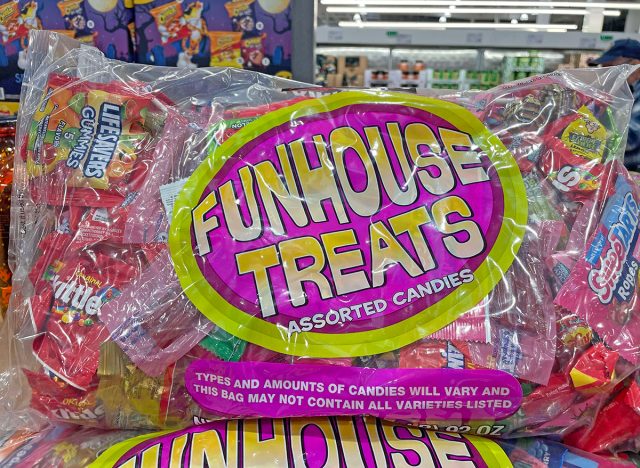 Cheap Halloween Candy: Here's How Prices Compare At Costco, Walmart,  Dollarama & Bulk Barn - Narcity