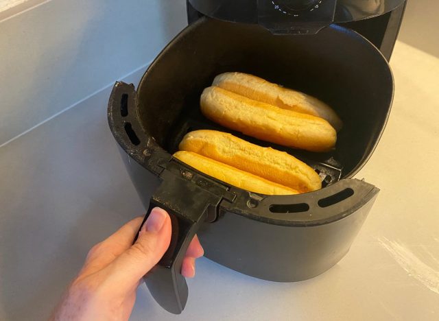 hot dog buns in an air fryer