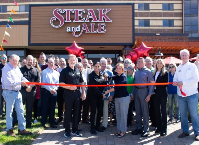 Burnsville Steak and Ale employees at ribbon cutting ceremony