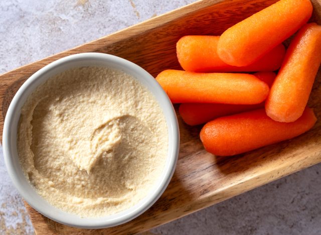 Houmous à l'ail et aux jeunes carottes