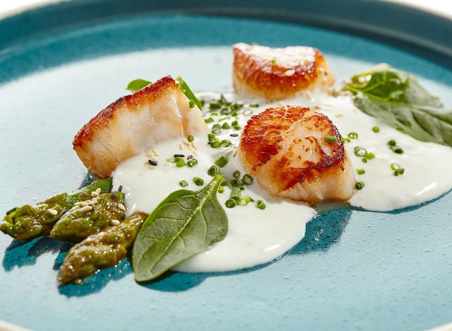 Grilled scallops with asparagus and creamy espuma.