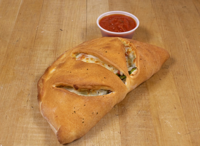 Amatos Calzone