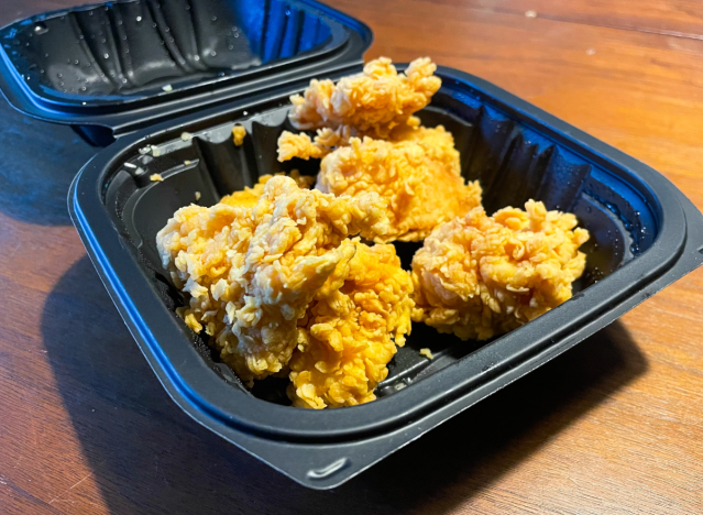 popeyes boneless wings in a container