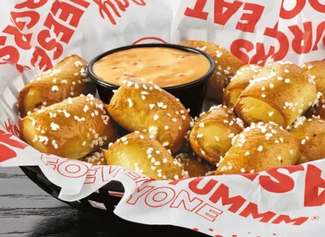 red robin pretzel bites and beer cheese