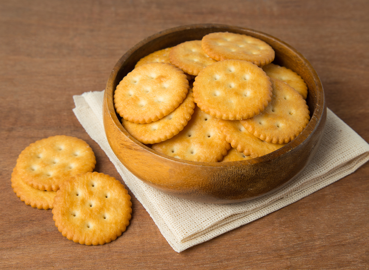 ritz crackers in wooden bowl