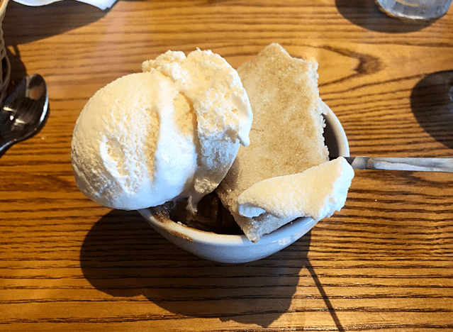 cracker barrel's apple cobbler dessert 