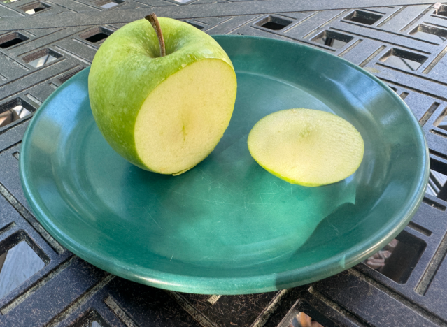 grannysmith apple cut open on a plate 