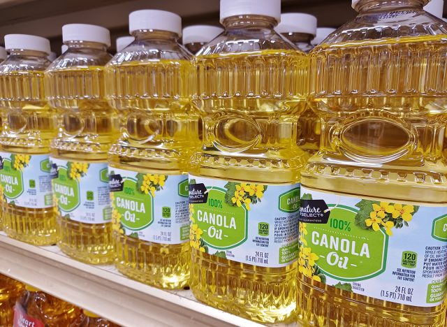 Canola Oil supermarket shelf Signature Select brand name.