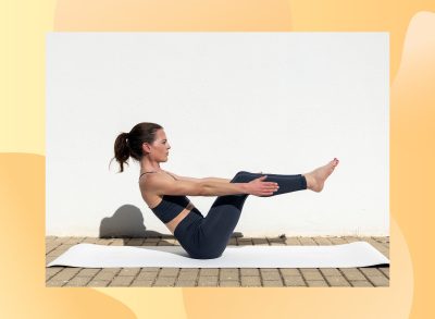 focused brunette woman doing ab exercise on yoga mat outdoors