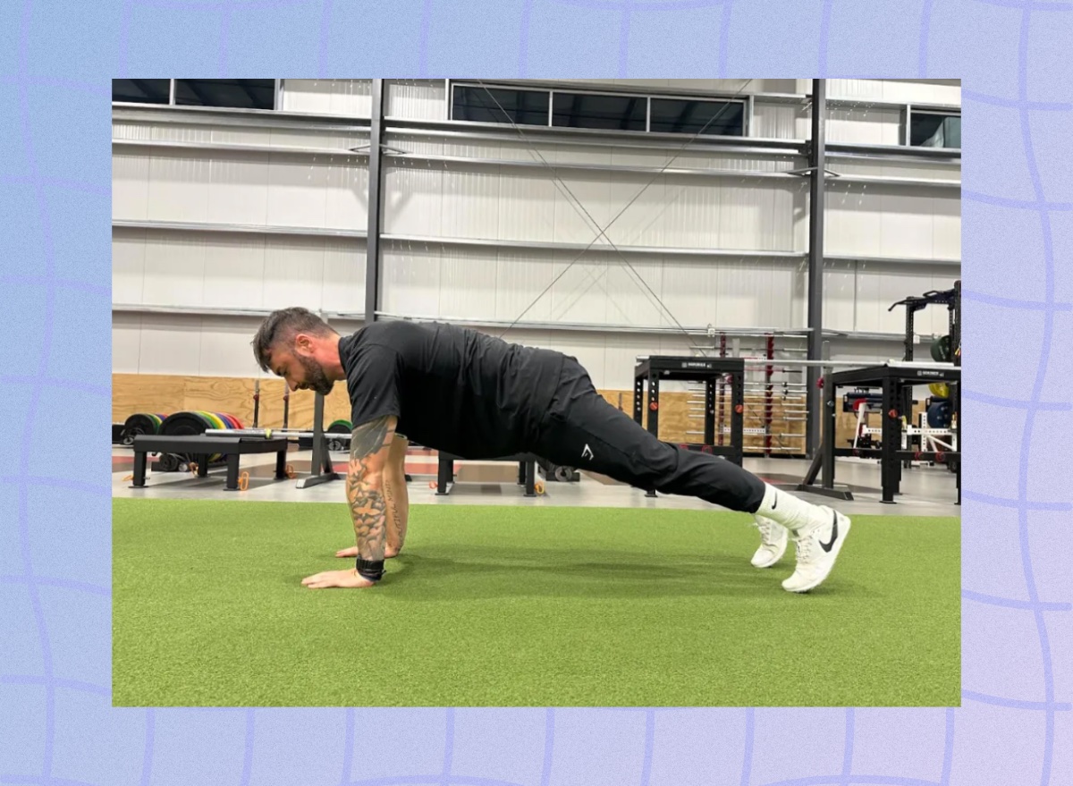 trainer demonstrating how to do a high plank at the gym