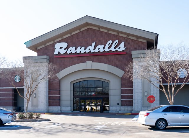 A Randalls supermarket in Pearland, TX, USA. Randalls operates 32 supermarkets in Texas under the Randalls and Flagship Randalls banners.