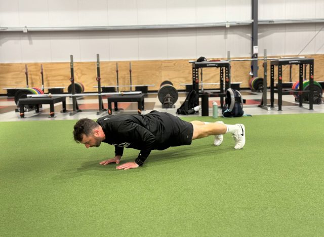 close-grip pushup