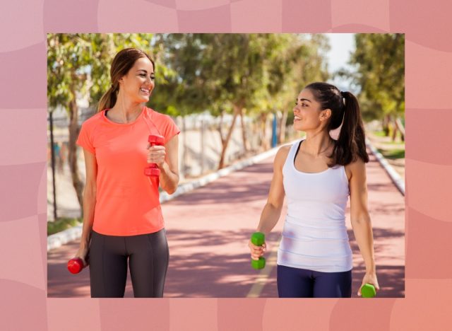 Deux amies en forme marchant sur la bonne voie avec des haltères pour faire de l'exercice