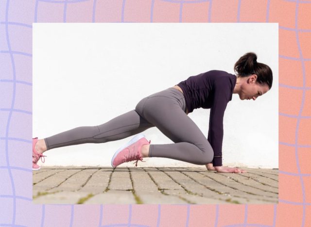 woman doing the mountain climber exercise on the floor