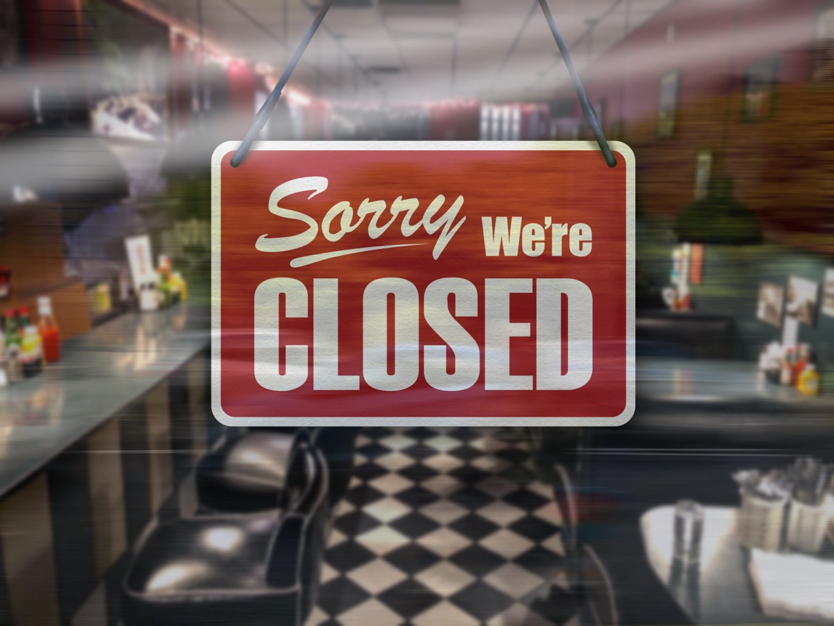 A business sign that says ‘Sorry, We're Closed’ on cafe/restaurant window.