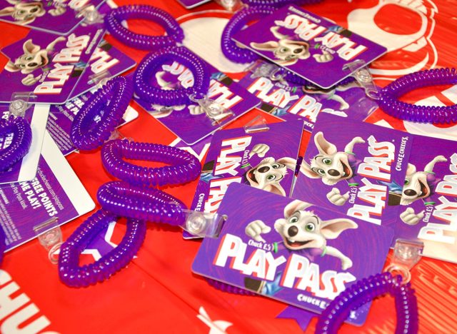 Play pass cards in the table in Chucke e Cheese restaurant.