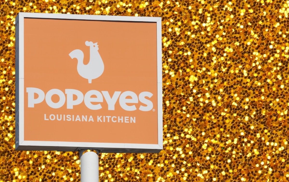 Restaurant, Popeyes, Mardi,Gras,Beads,With,Fleur,De,Lis,,In,Glittering,Green,