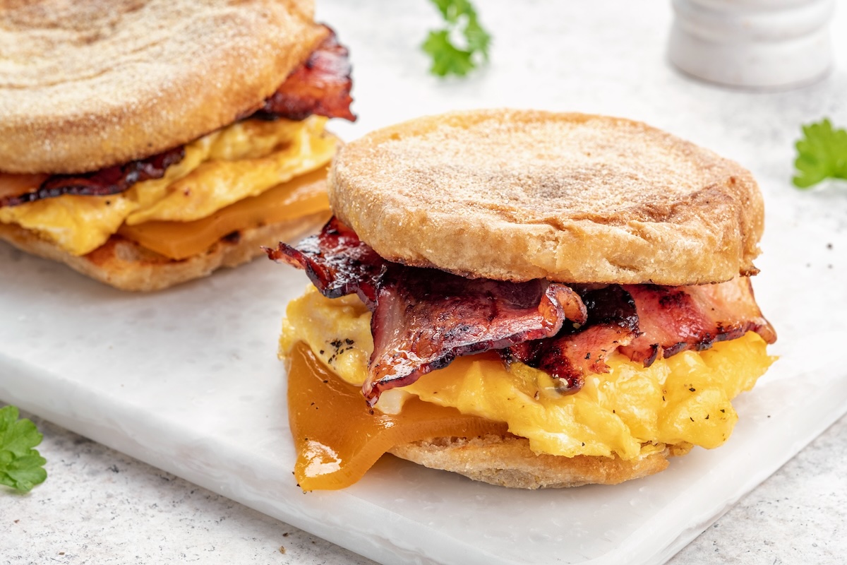 English,Muffin,,Scrumbled,Egg,,Ham,,And,Cheese,Breakfast,Sandwich,On