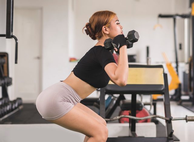 Woman doing thrusters 